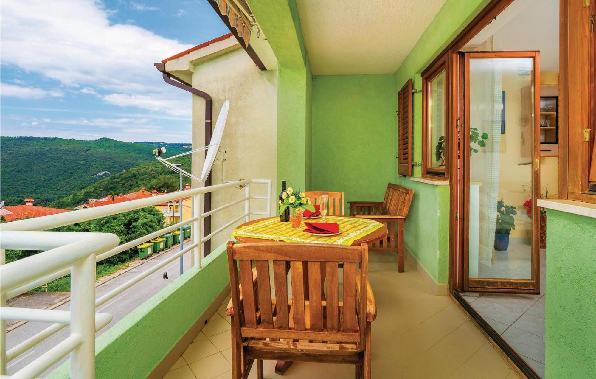 2 Bedroom Gorgeous Apartment In Rabac Ngoại thất bức ảnh